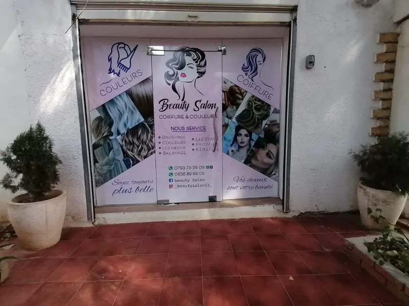 Vitrophanie d’un institut de beauté